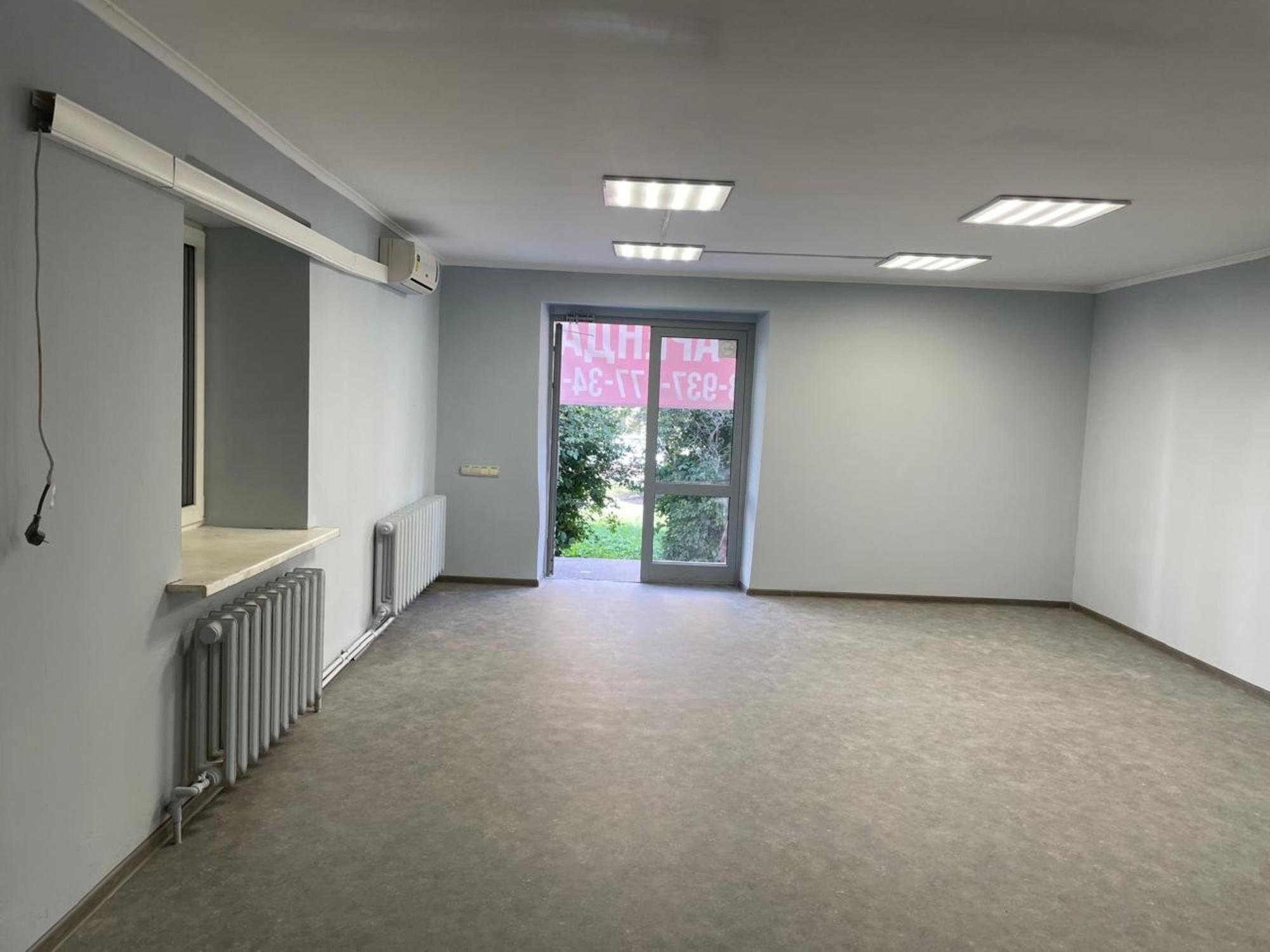 Сдать торговое помещение за 75 000 рублей на Парижской Коммуны улица, 26