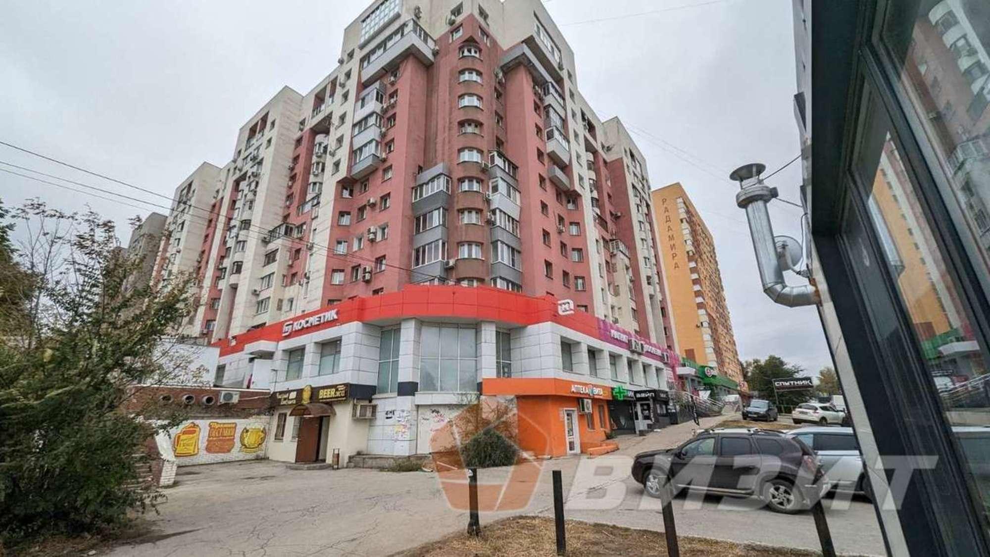 Купить торговое помещение за 25 000 000 рублей на Дыбенко улица, 120