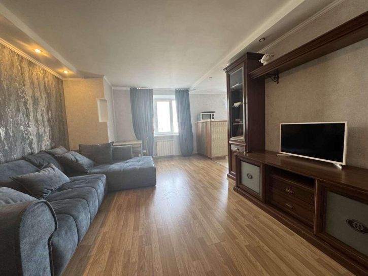 3-комн квартира Парижской Коммуны улица, 19а