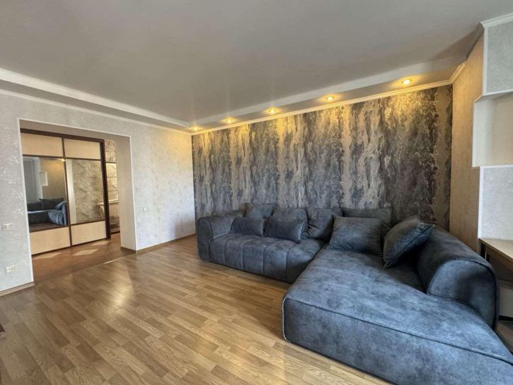 3-комн квартира Парижской Коммуны улица, 19а