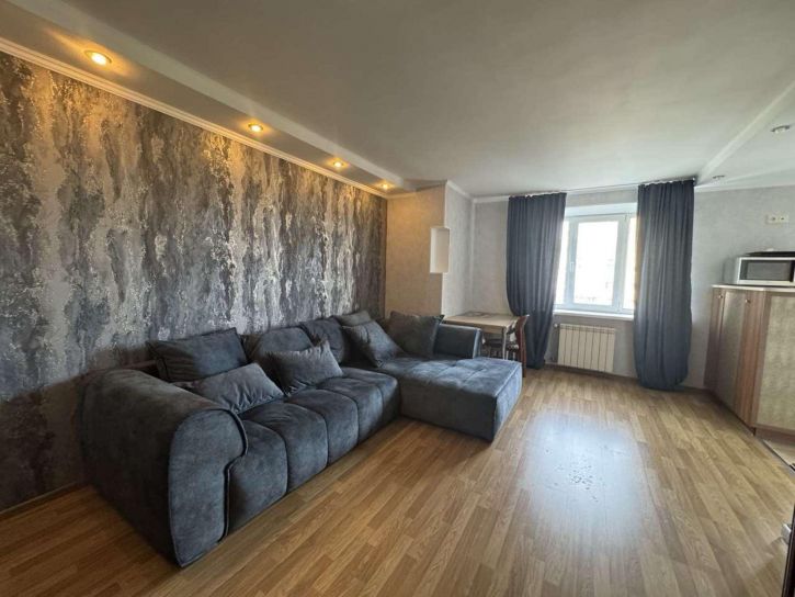 3-комн квартира Парижской Коммуны улица, 19а