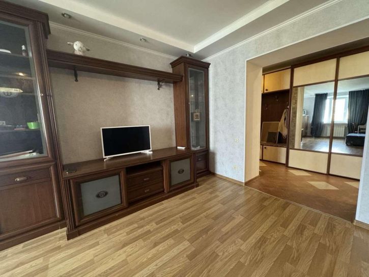 3-комн квартира Парижской Коммуны улица, 19а