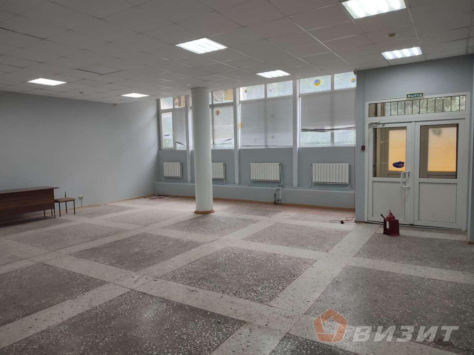 Сдать торговое помещение за 75 000 рублей на Юных Пионеров проспект, 142