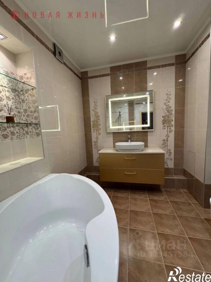 2-комн квартира Революционная улица, 4,  д. 4