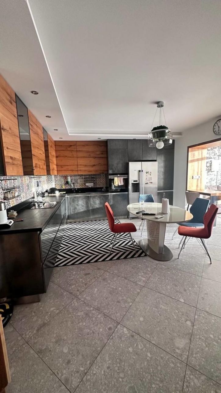 3-комн квартира Советской Армии улица, 253б