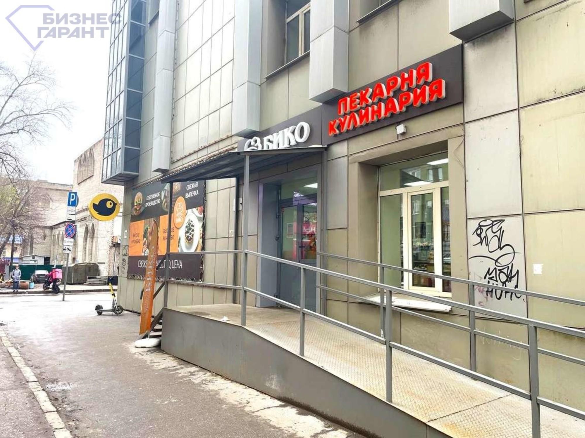 Сдать торговое помещение за 150 000 рублей на Революционная улица, 70