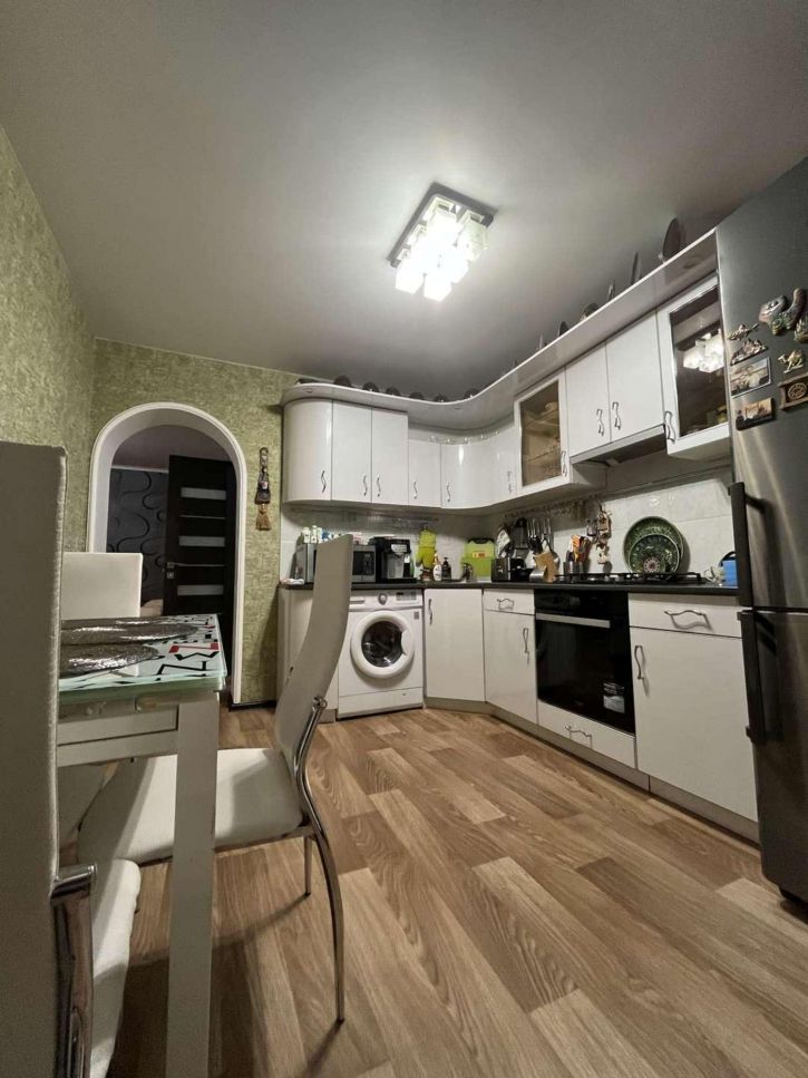 2-комн квартира Революционная улица, 77
