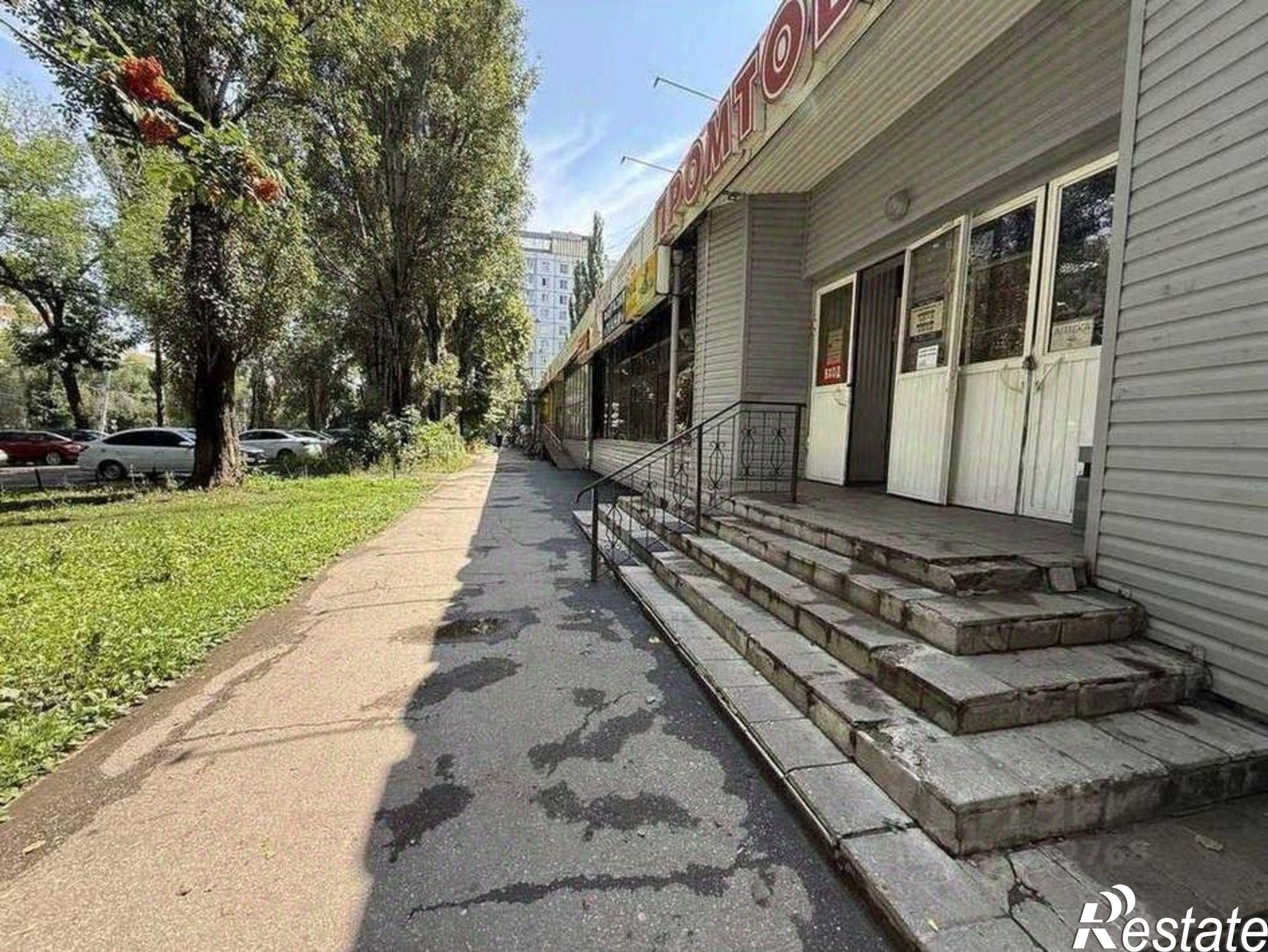 Купить торговое помещение за 90 000 300 рублей на пр-кт Кирова, 210
