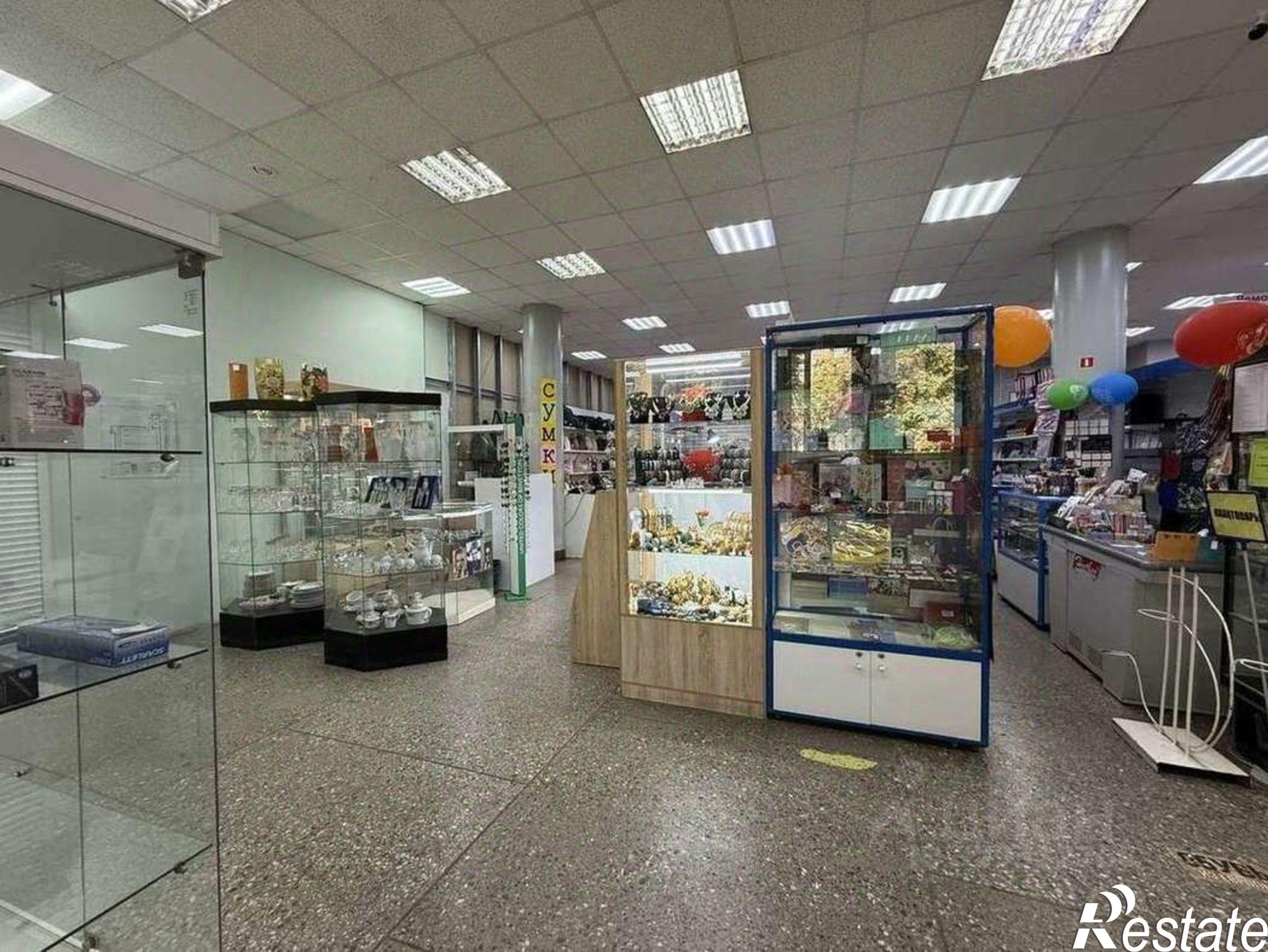 Купить торговое помещение за 90 000 300 рублей на пр-кт Кирова, 210