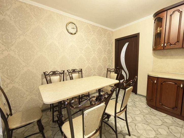 2-комн квартира Промышленности улица, 176