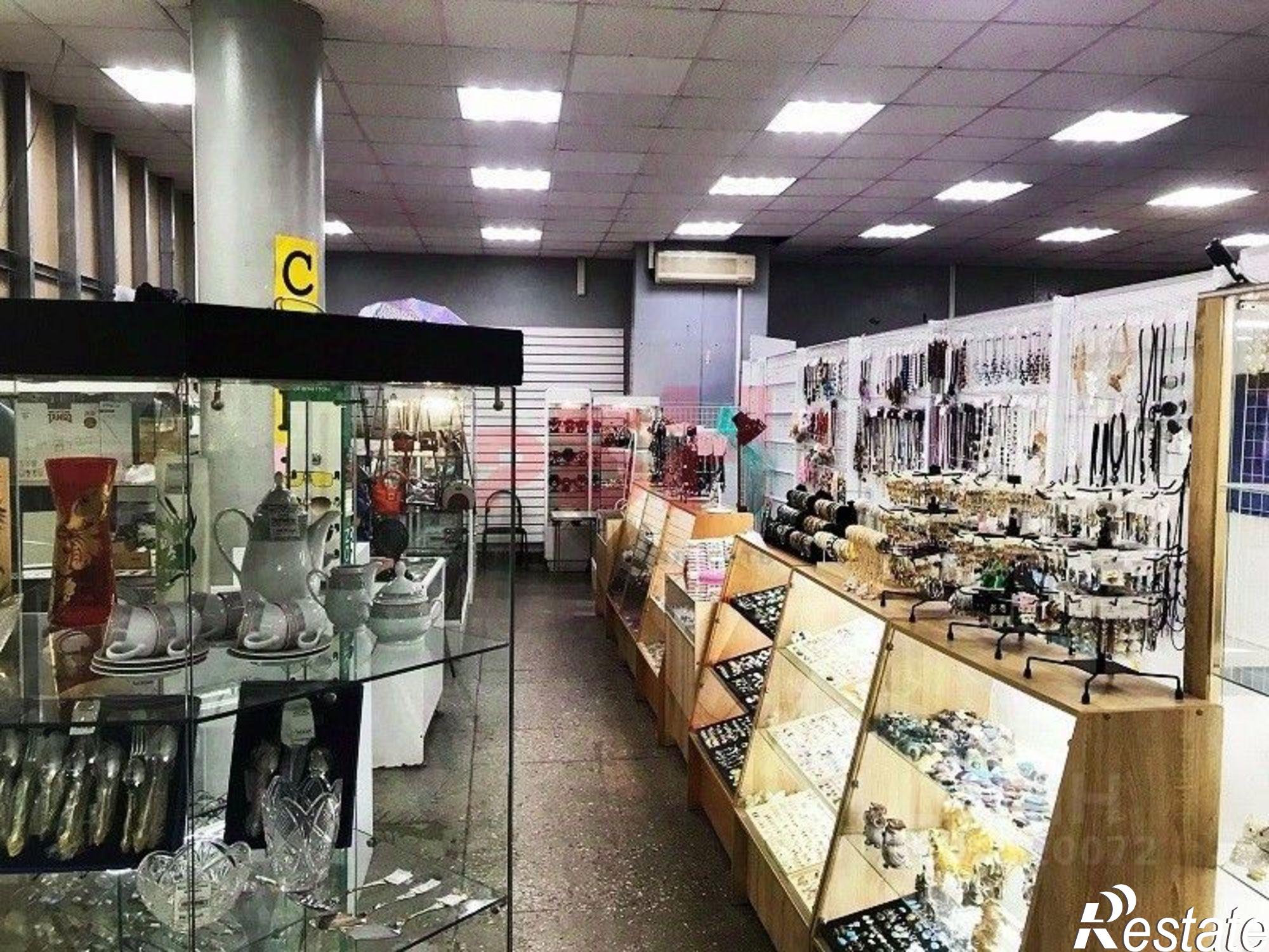 Купить торговое помещение за 89 993 800 рублей на проспект Кирова
