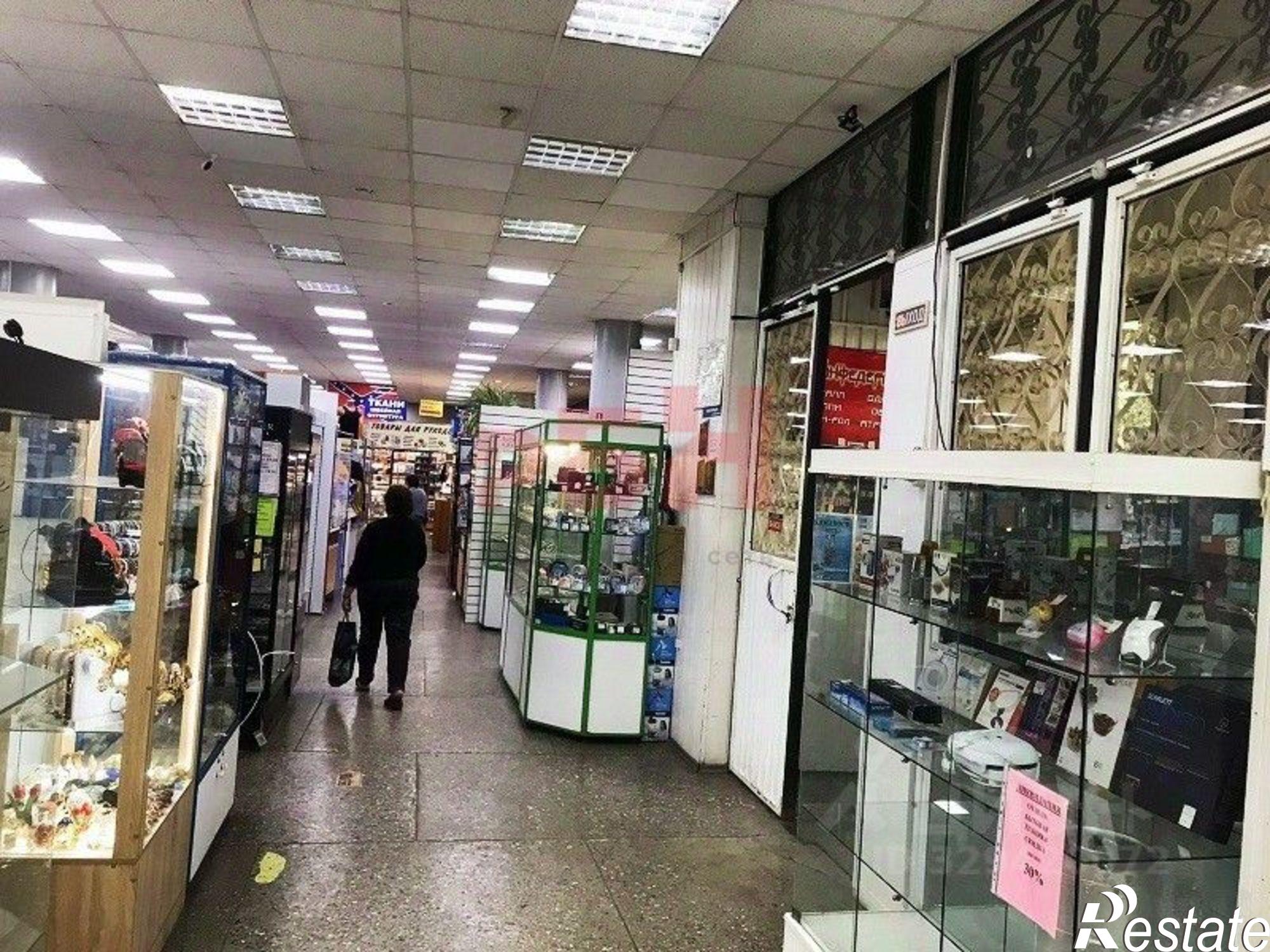 Купить торговое помещение за 89 993 800 рублей на проспект Кирова