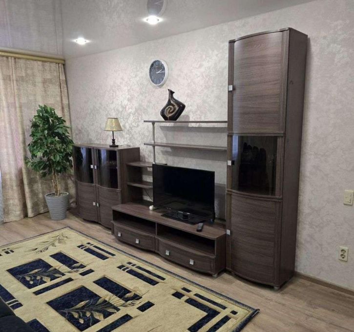 2-комн квартира Революционная улица, 3