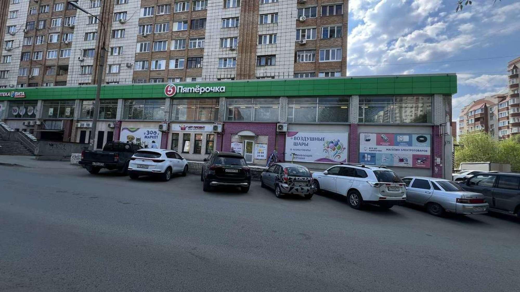 Сдать торговое помещение за 65 000 рублей на Революционная улица, 75