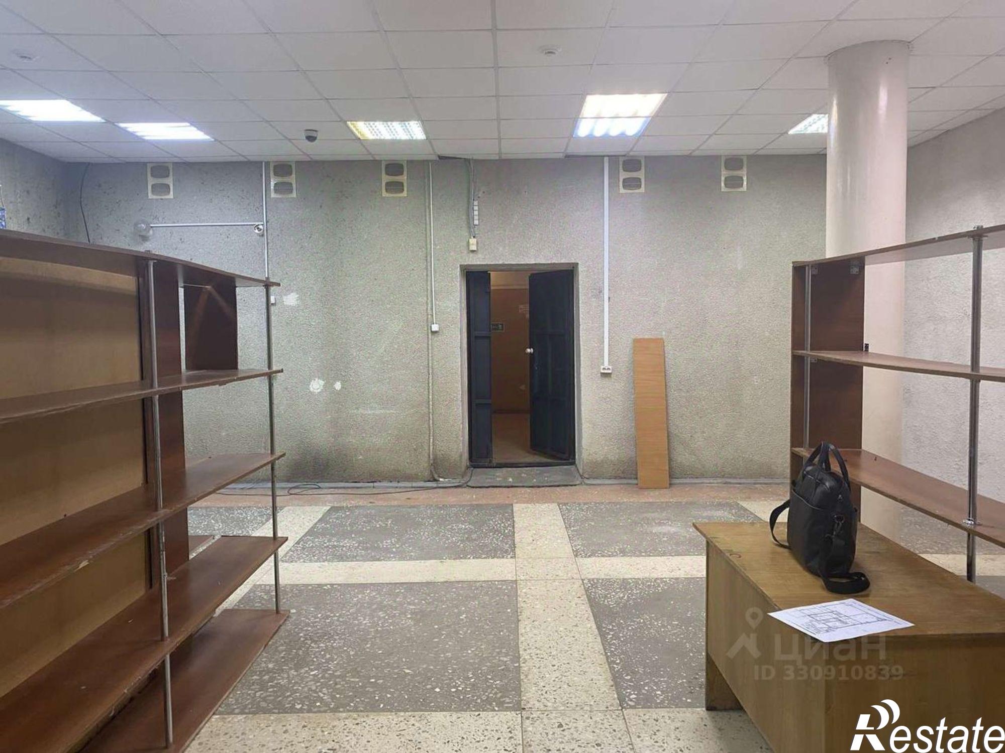 Купить торговое помещение за 16 500 000 рублей на проспект Юных Пионеров, 142