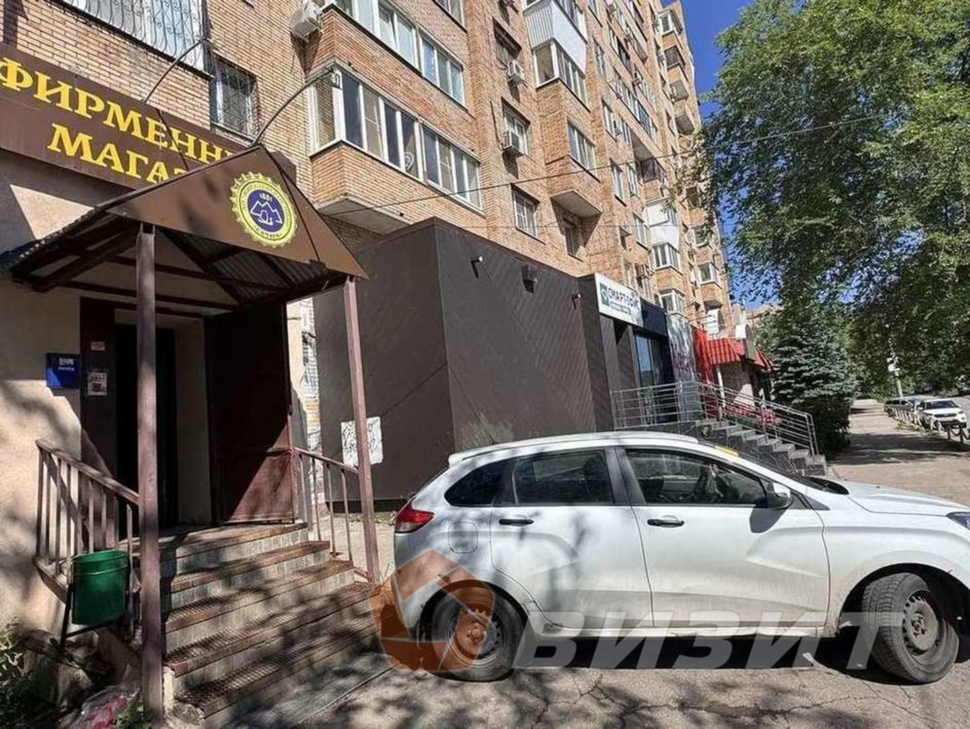 Сдать торговое помещение за 325 000 рублей на Мориса Тореза улица, 105А