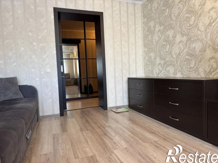 3-комн квартира Парижской Коммуны улица, 24