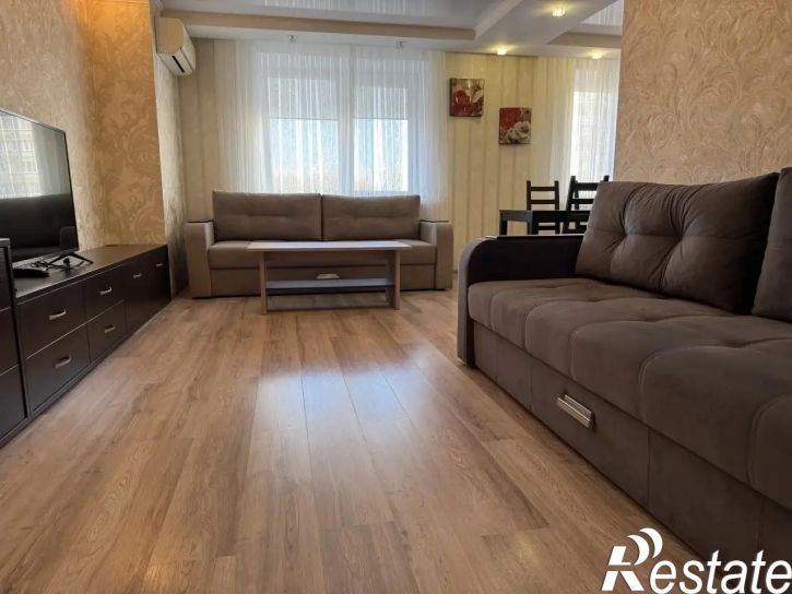 3-комн квартира Парижской Коммуны улица, 24