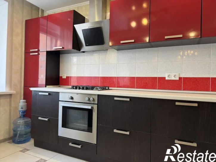 3-комн квартира Парижской Коммуны улица, 24