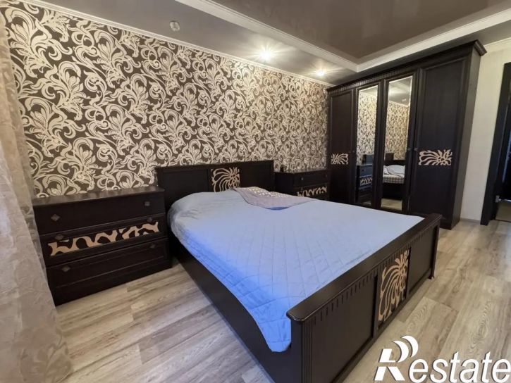 3-комн квартира Парижской Коммуны улица, 24