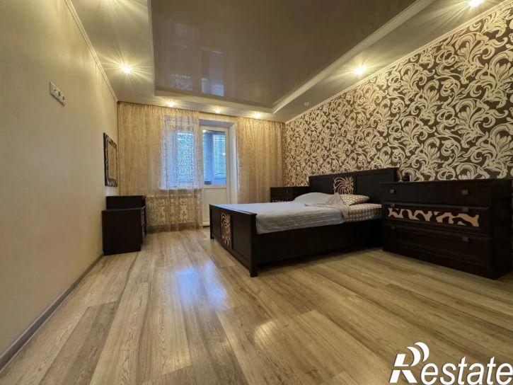 3-комн квартира Парижской Коммуны улица, 24