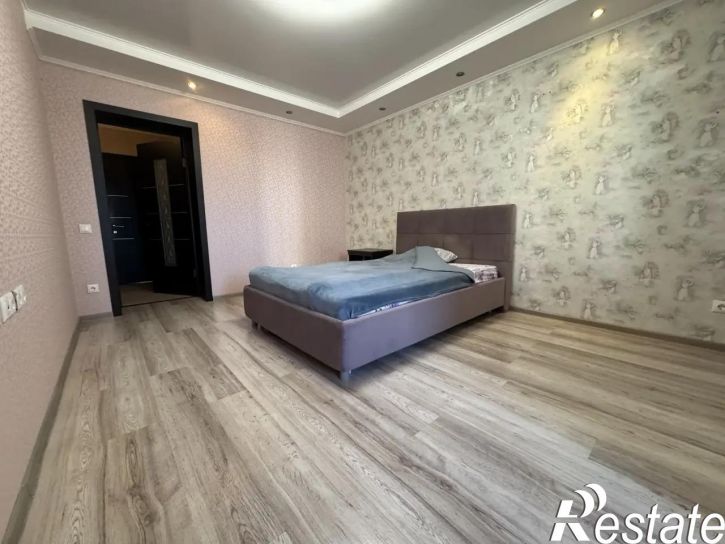 3-комн квартира Парижской Коммуны улица, 24