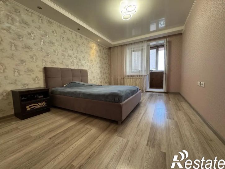 3-комн квартира Парижской Коммуны улица, 24